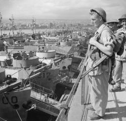 2nd Batt Northamptonshire Regt. awaiting to board for Invasion of Italy 02.09.43.JPG