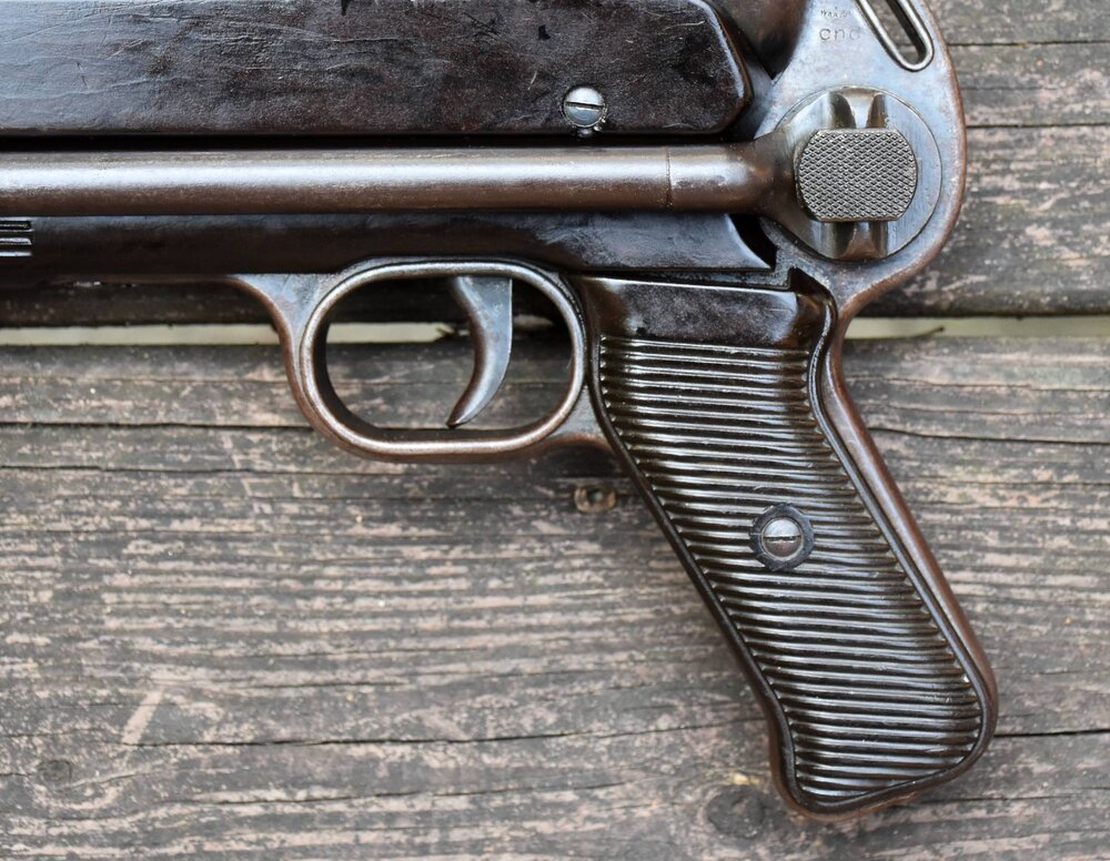 MP40-bent-grip-r.jpg